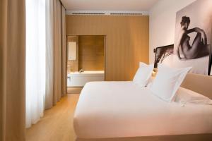 een hotelkamer met een bed en een badkamer bij Le Cinq Codet in Parijs