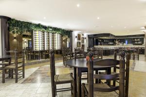 Restauracja lub miejsce do jedzenia w obiekcie La Cala Resort