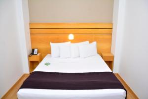 Cama ou camas em um quarto em San Diego Suítes Lourdes - OFICIAL
