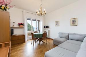 Posedenie v ubytovaní Rampolina view by Impero House