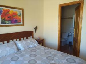 1 dormitorio con 1 cama y una pintura en la pared en Villa de Standing Vue Mer, en Altea