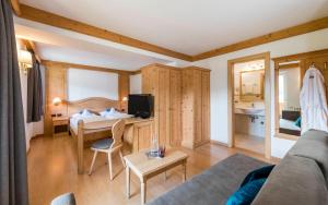 オルティゼーイにあるRainell Dolomites Retreatのリビングルーム(ソファ付)、ベッドルーム1室が備わります。