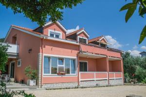 Budova, v ktorej sa apartmán nachádza