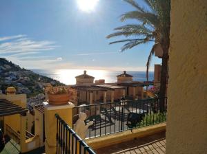 vistas al océano desde el balcón de una casa en Villa de Standing Vue Mer, en Altea