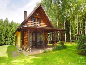 ŚwiętajnoにあるDomki Letniskowe Jerutkiの森の中の小さな木造小屋