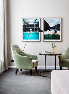een woonkamer met 2 stoelen en een tafel bij Pillows Grand Boutique Hotel Ter Borch Zwolle in Zwolle