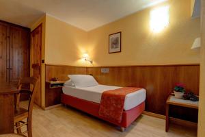 Postel nebo postele na pokoji v ubytování iH Hotels Courmayeur Mont Blanc