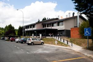parking z samochodami zaparkowanymi przed budynkiem w obiekcie AS Hoteles Altube w mieście Zuia