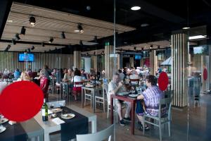 Reštaurácia alebo iné gastronomické zariadenie v ubytovaní AS Hoteles Altube