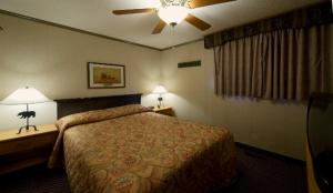Un pat sau paturi într-o cameră la Douglas Fir Resort & Chalets