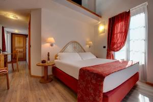 Postel nebo postele na pokoji v ubytování iH Hotels Courmayeur Mont Blanc
