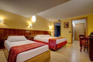 Postel nebo postele na pokoji v ubytování iH Hotels Courmayeur Mont Blanc
