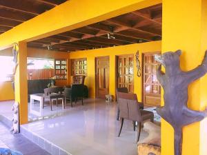 Ruang duduk di Madre Selva Hostel