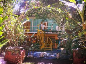 dom na środku ogrodu w obiekcie Madre Selva Hostel w mieście Puerto Viejo