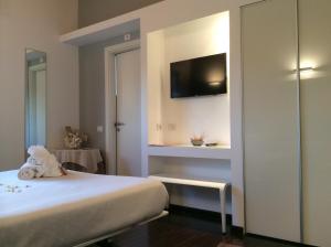 sypialnia z łóżkiem i telewizorem na ścianie w obiekcie 15.92 Hotel w mieście Cazzago di Pianiga