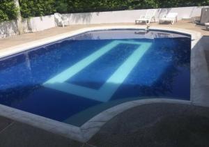 a swimming pool with a blue and white at Casa Quinta con piscina privada Girardot in Girardot