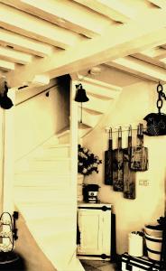 uma cozinha com uma escada e um fogão num quarto em BIJZONDER OVERNACHTEN tZEEUWSE KLOPPERTJE em Middelburg