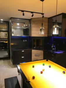 einen Billardtisch in der Mitte einer Küche in der Unterkunft Praia do Forte Apt. in Praia do Forte