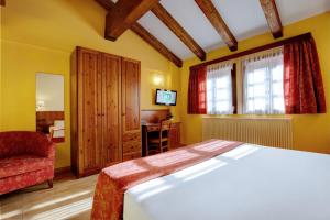 Postel nebo postele na pokoji v ubytování iH Hotels Courmayeur Mont Blanc