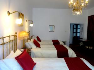 Cama o camas de una habitación en El Hotel de Su Merced