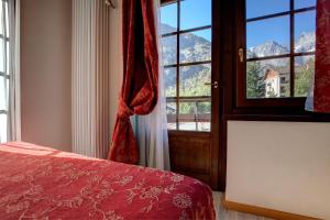 Postel nebo postele na pokoji v ubytování iH Hotels Courmayeur Mont Blanc