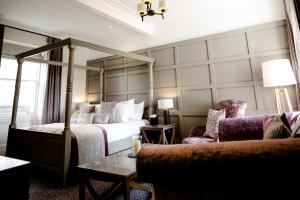 una camera d'albergo con letto e divano di Gretna Hall Hotel a Gretna Green