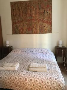 ローマにあるStylish apartment in central Rome "Centro Storico"のベッドルーム1室(ベッド1台、タオル2枚付)
