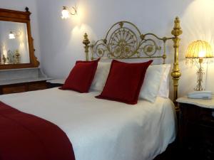 Cama o camas de una habitación en El Hotel de Su Merced