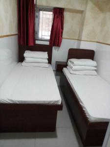 Postel nebo postele na pokoji v ubytování Lung Wa Hotel