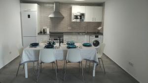 Kuchyňa alebo kuchynka v ubytovaní Luxury Villa sea front Costa Teguise