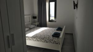 Posteľ alebo postele v izbe v ubytovaní Luxury Villa sea front Costa Teguise