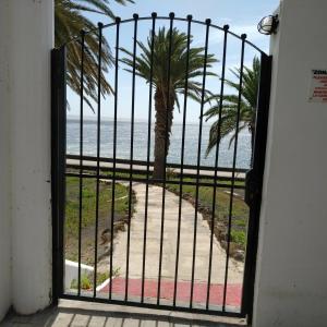 コスタ・テギセにあるLuxury Villa sea front Costa Teguiseの海岸の景色を望む開門