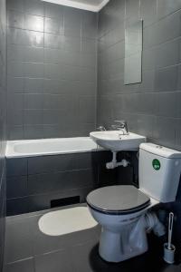 ワルシャワにあるZoliborz Apartmentのバスルーム(トイレ、洗面台、バスタブ付)