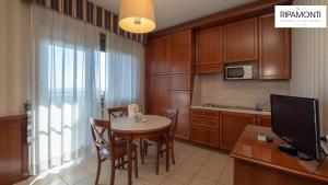 Kuchyň nebo kuchyňský kout v ubytování Ripamonti Residence & Hotel Milano