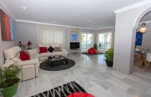 Televízia a/alebo spoločenská miestnosť v ubytovaní Villa Venecia, Apartamento de Lujo en 1º línea de playa + parking