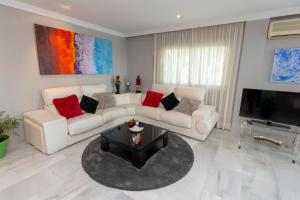Televízia a/alebo spoločenská miestnosť v ubytovaní Villa Venecia, Apartamento de Lujo en 1º línea de playa + parking