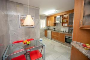 Kuchyňa alebo kuchynka v ubytovaní Villa Venecia, Apartamento de Lujo en 1º línea de playa + parking