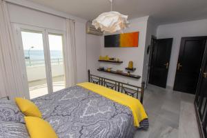 Posteľ alebo postele v izbe v ubytovaní Villa Venecia, Apartamento de Lujo en 1º línea de playa + parking
