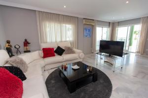 Televízia a/alebo spoločenská miestnosť v ubytovaní Villa Venecia, Apartamento de Lujo en 1º línea de playa + parking