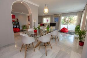 Posedenie v ubytovaní Villa Venecia, Apartamento de Lujo en 1º línea de playa + parking