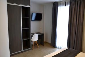 Una televisión o centro de entretenimiento en Hotel Alda Estación Ourense
