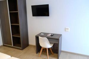 Una televisión o centro de entretenimiento en Hotel Alda Estación Ourense