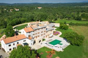 una vista aérea de una gran finca con piscina en Villa Poropati, Grožnjan, Istria - Luxury Countryside Estate for up to 19 persons - Large pool of 80m2 with kids section, en Grožnjan