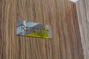 una señal en un suelo de madera con la palabra recederación en Hotel Alda Estación Ourense, en Ourense