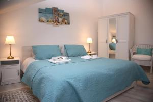 מיטה או מיטות בחדר ב-Sweet Suite with free private parking