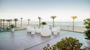 エル・カンページョにあるLuxury Beach Penthouseのパティオ(白い椅子付)、ビーチ