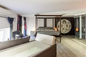 - une chambre avec un lit et une baignoire dans l'établissement luxury suite San Carlo, à Naples
