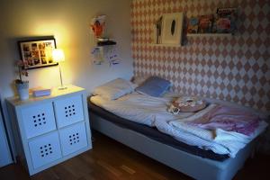 a small bedroom with a small bed and a lamp at BoPrima Villa V5 in Jönköping
