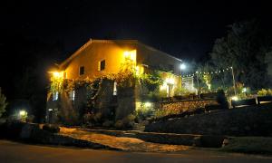 uma casa iluminada à noite com luzes em Casa Rural Molí de Fòrnols em Fornols