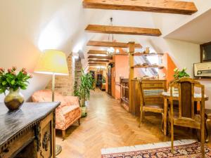 a living room with a couch and a table in a room at Apartamenty Molus na Rynku Staromiejskim in Toruń